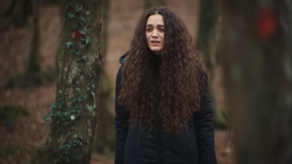 Nana znajduje się w lesie. Jest zdruzgotana, ale zarazem pełna wiary i determinacji.