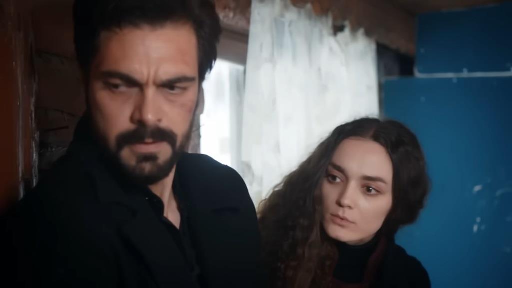 Yaman i Nana w chacie. Ich twarze wyrażają napięcie.