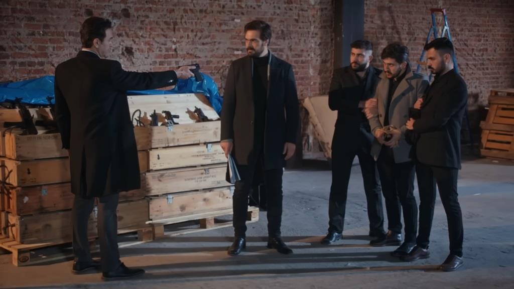 Scena w magazynie. Nedim podaje broń Yamanowi.