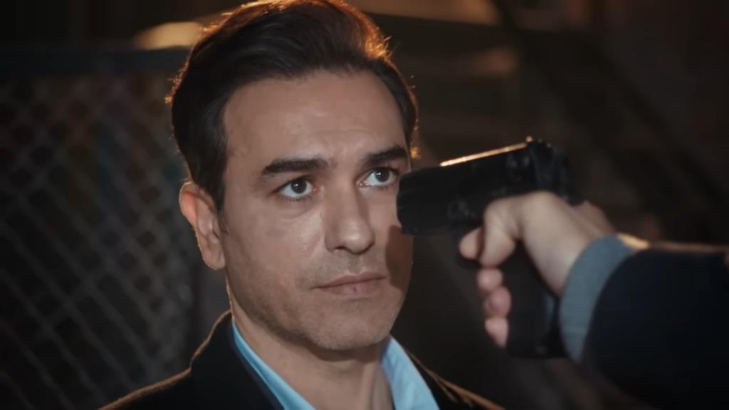 Yaman trzyma pistolet, skierowany prosto w twarz Nedima.