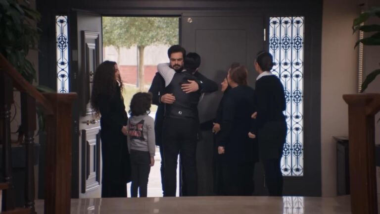 Wszyscy domownicy witają Yamana w przedpokoju rezydencji.