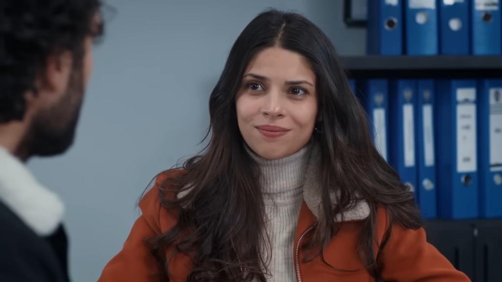 Ayse uśmiecha się, patrząc na Ferita.