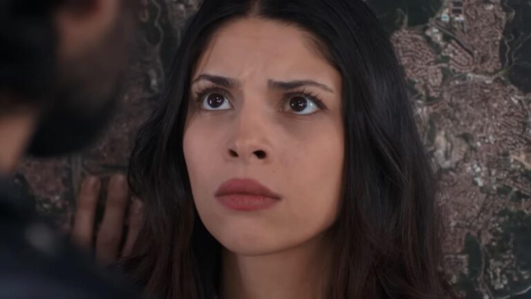 Ayse patrzy surowo na Ferita.