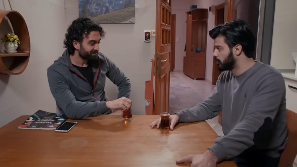 Ferit i Volkan rozmawiają przy herbacie.