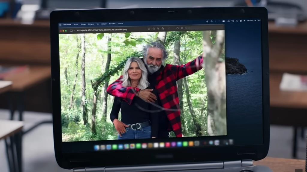 Zbliżenie na ekran laptopa. Wyświetlone jest na nim zdjęcie - projekcja tego, jak Ferit i Ayse będą wyglądali na starość.