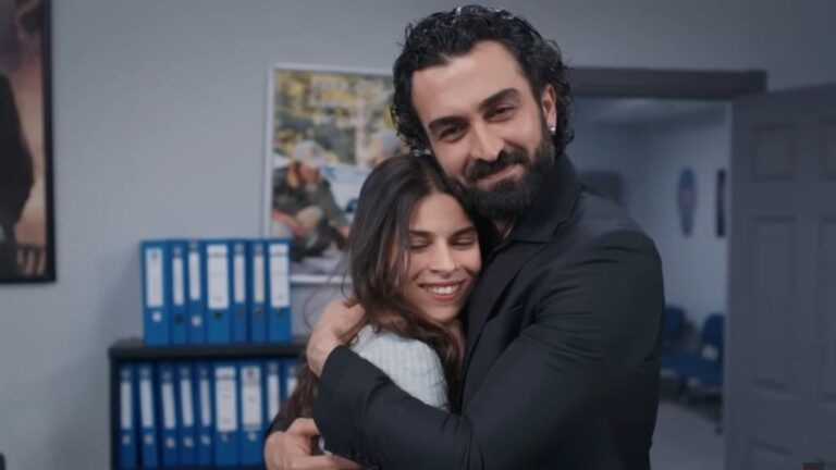 Ferit i Ayse wtuleni w siebie. Oboje uśmiechają się szeroko.