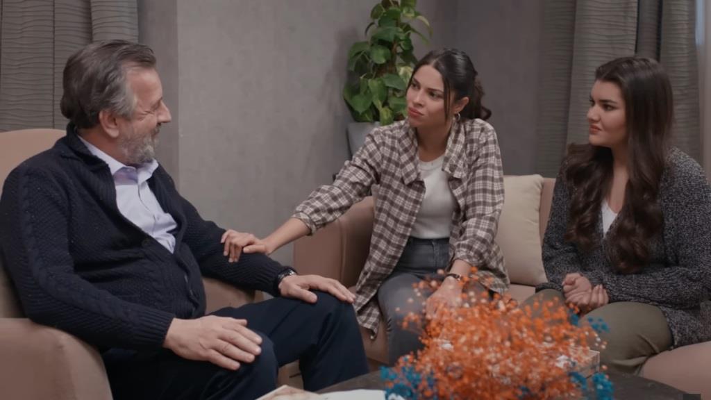 Ayse, Nese i ich tata podczas rozmowy w salonie.