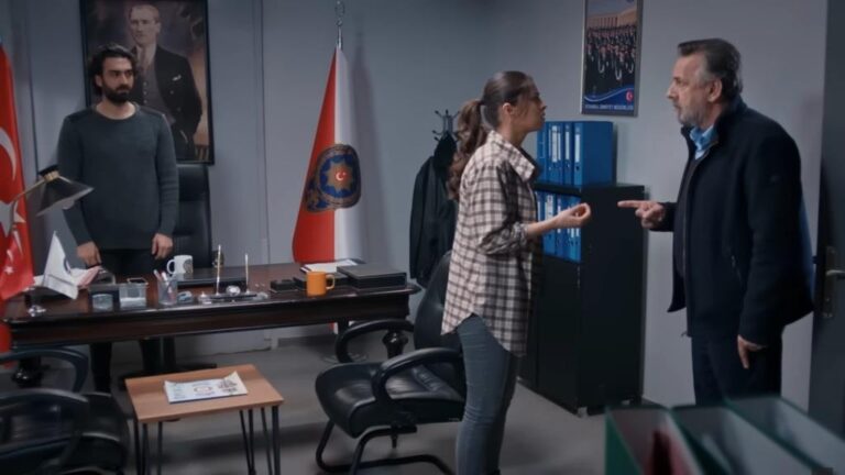 Ayse rozmawia ze swoim ojcem w gabinecie Ferita, który stoi za swoim biurkiem.