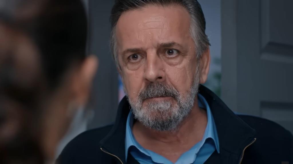 Selcuk patrzy stanowczo na córkę.