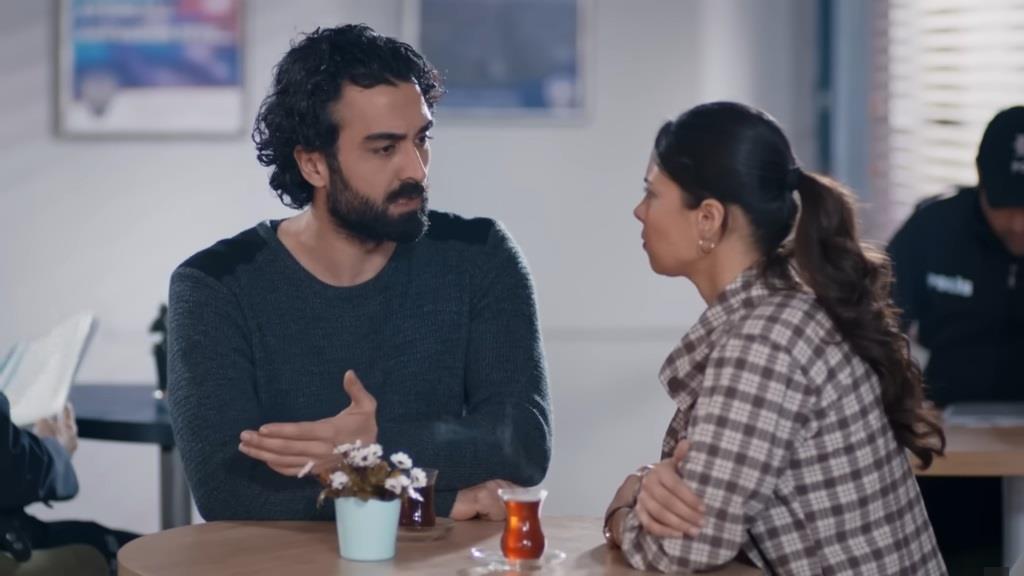 Ferit i Ayse rozmawiają w stołówce.