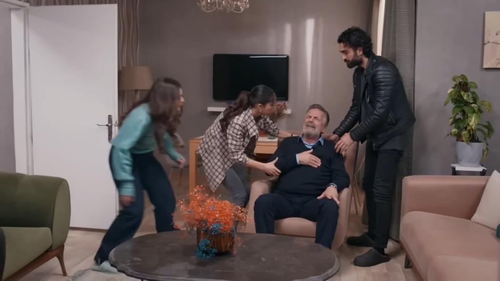 Selcuk siedzi w fotelu i trzyma się za serce. Ayse pochyla się nad ojcem. Do pokoju wbiega Nese.