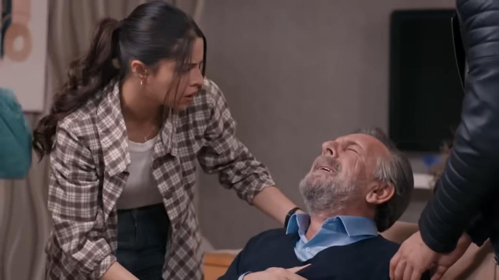 Selcuk trzyma się za serce z grymasem bólu na twarzy. Ayse jest przy nim.
