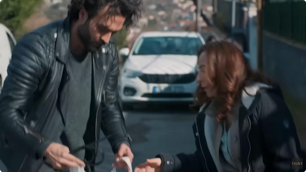 Ferit zagląda do reklamówki z zakupami Senay.