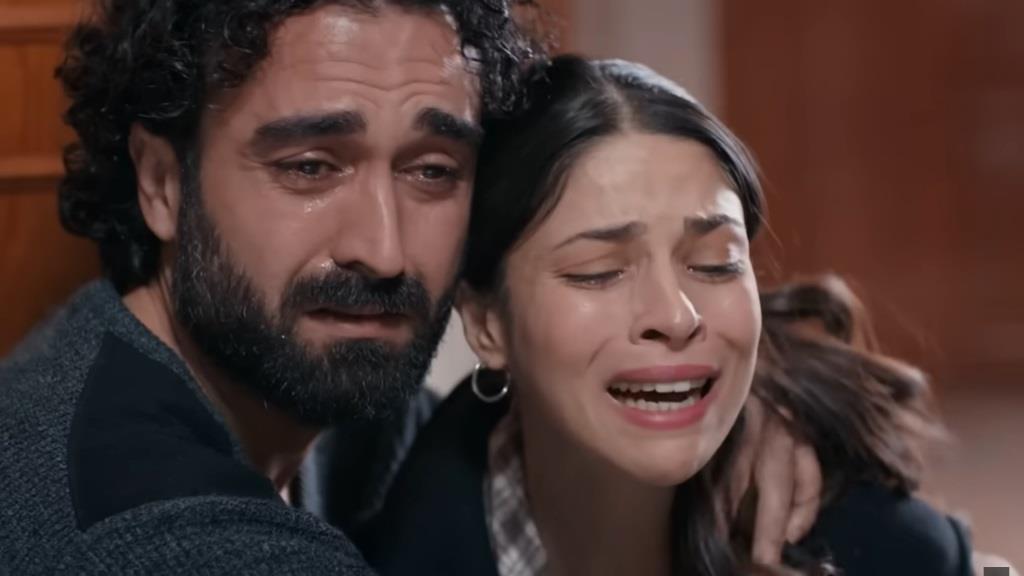 Ferit i Ayse płaczą.