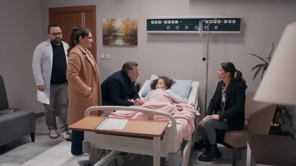Scena w sali szpitalnej. Selcuk, Nese i Ayse są przy łóżku Dogi.
