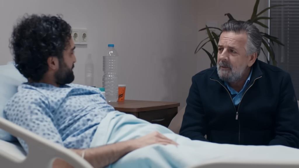 Selcuk odwiedza Ferita w szpitalu.