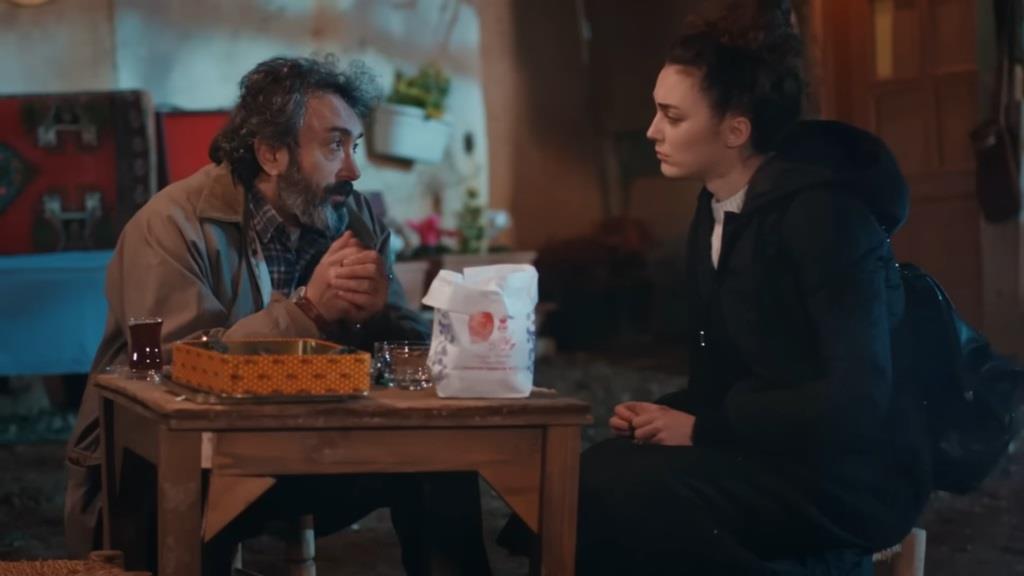 Nana rozmawia z Velim przed jego chatą.
