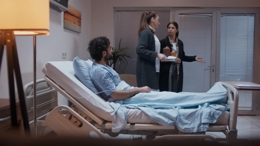 Ayse wyprasza pielęgniarkę, a Ferit przygląda się im.
