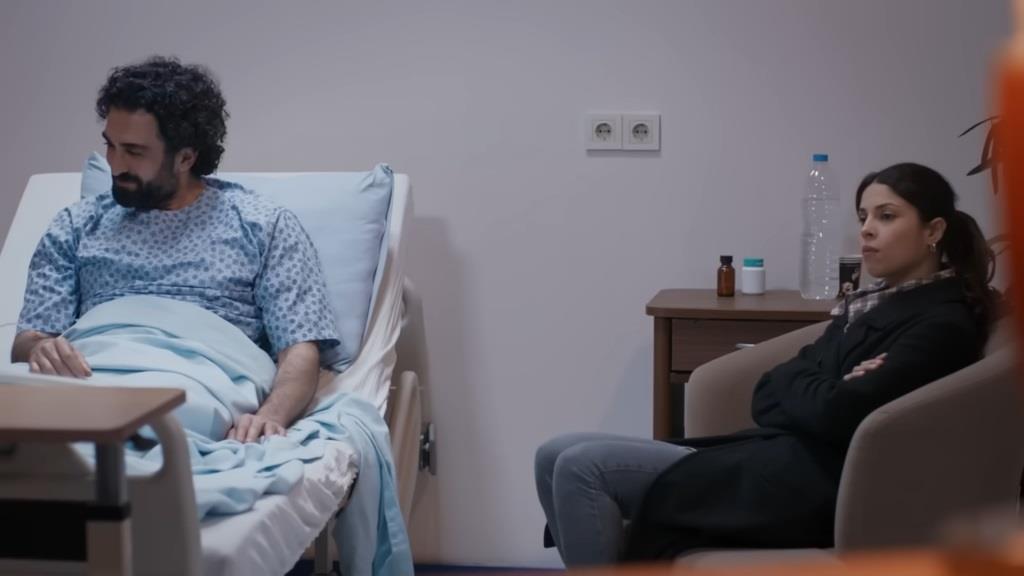 Ferit śmieje się, a Ayse ma obrażoną minę.