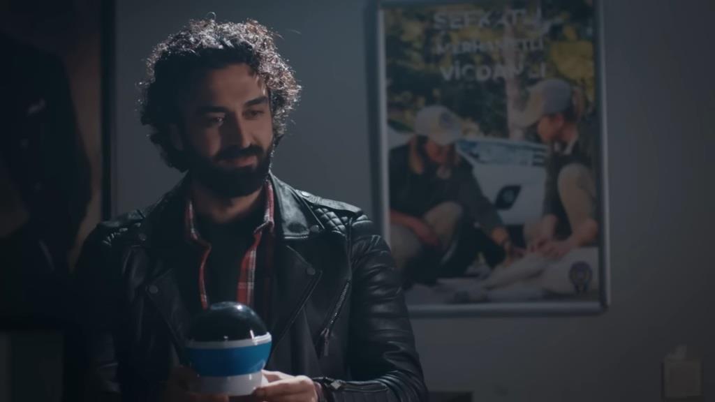 Ferit trzyma w rękach projektor gwiazd.
