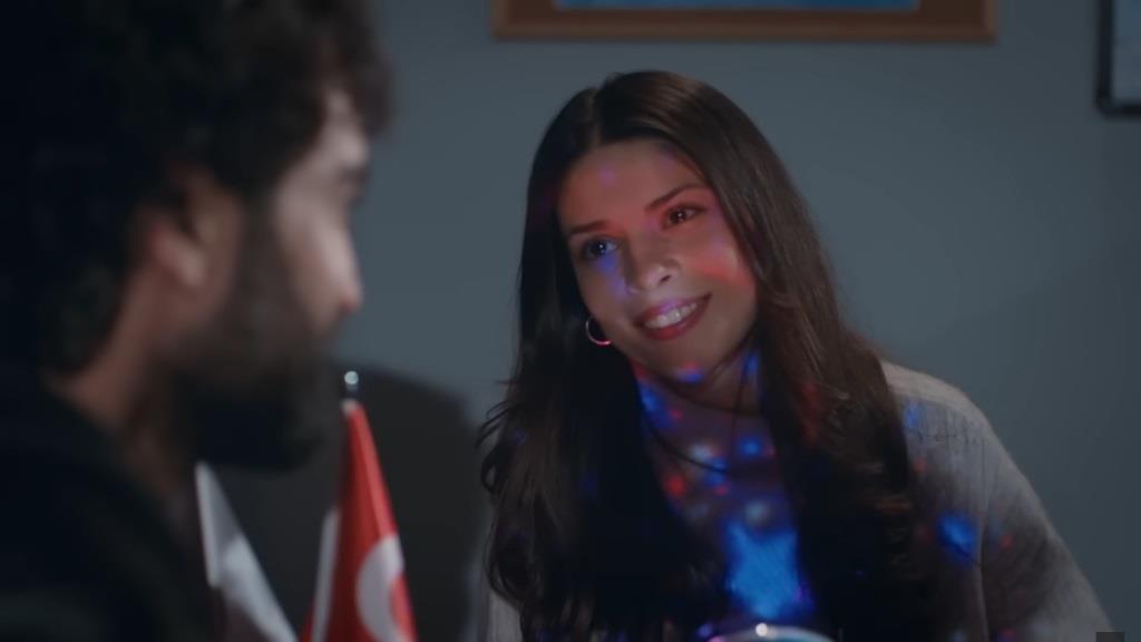 Ayse uśmiecha się, patrząc na Ferita.