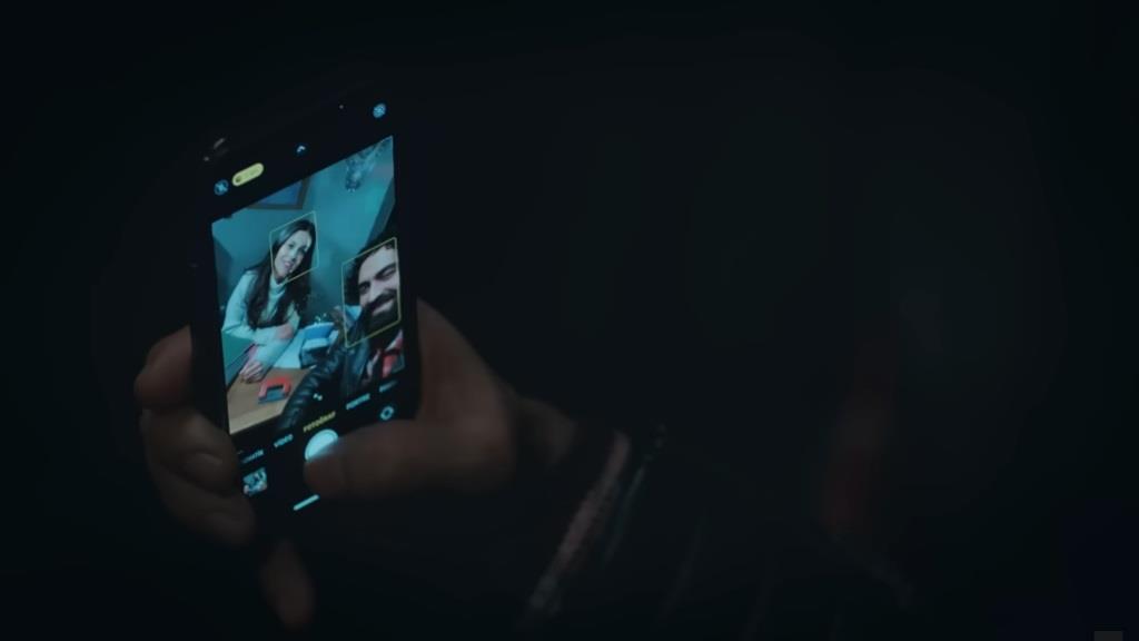 Ferit robi selfie z Ayse, uchwycając ich wspólną chwilę podczas nocy spędzonej na komisariacie.
