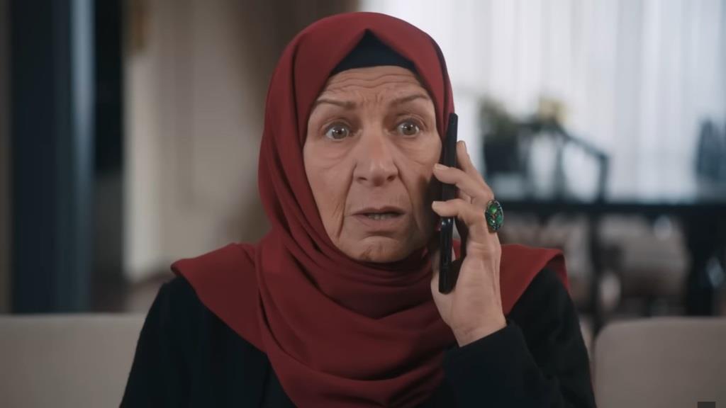 Akca trzyma telefon przy uchu. Jest wstrząśnięta.