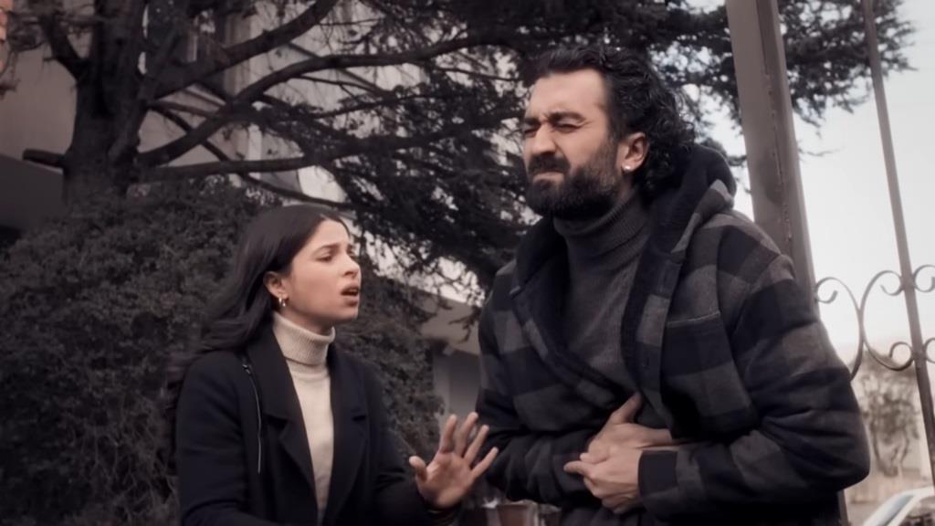 Ferit kurczy się z bólu po ciosie zadanym przez Ayse.