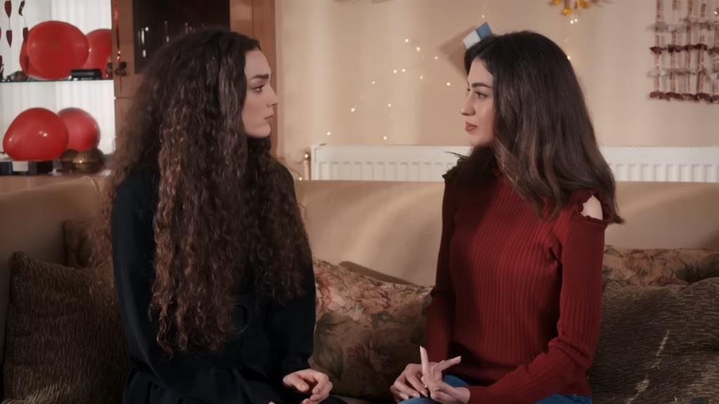 Nana rozmawia ze swoją przyjaciółką, Pinar.
