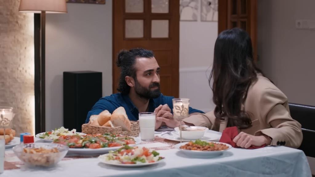 Ferit i Ayse przy suto zastawionym stole.