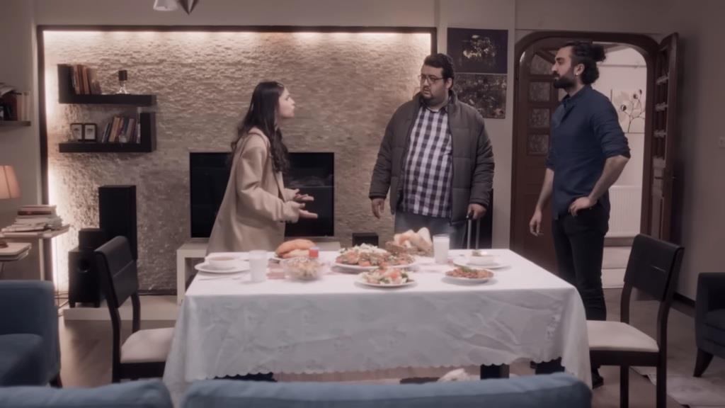 Ayse, Ibrahim i Ferit w pokoju dziennym.