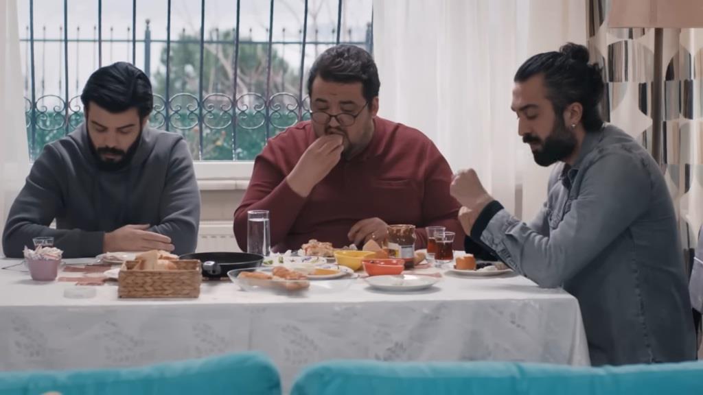 Volkan, Ibrahim i Ferit jedzą śniadanie.