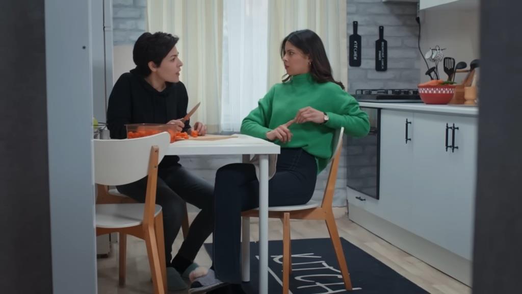 Kara i Ayse rozmawiają w kuchni.