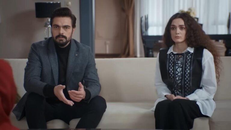 Yaman i Nana siedzą na kanapie w salonie. Patrzą na siedzącą naprzeciwko Akcę. Na ich twarzach maluje się napięcie.