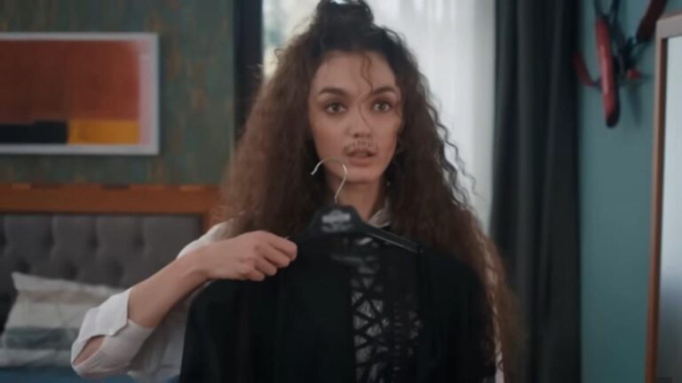 Nana przegląda się w lustrze.