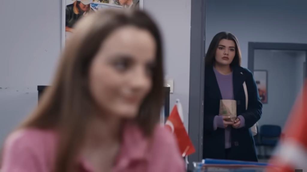 Nese stoi w wejściu do biura. Zatrzymuje się, widząc Basak.