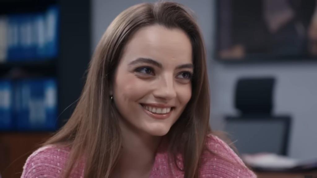 Basak uśmiecha się radośnie.