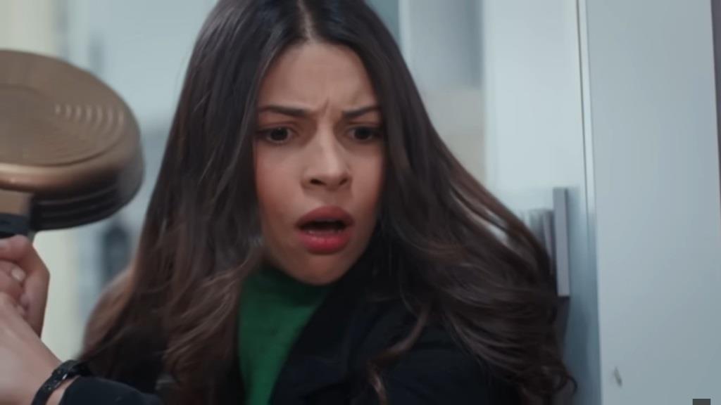 Ayse trzyma patelnię w rękach. Jest zaskoczona.