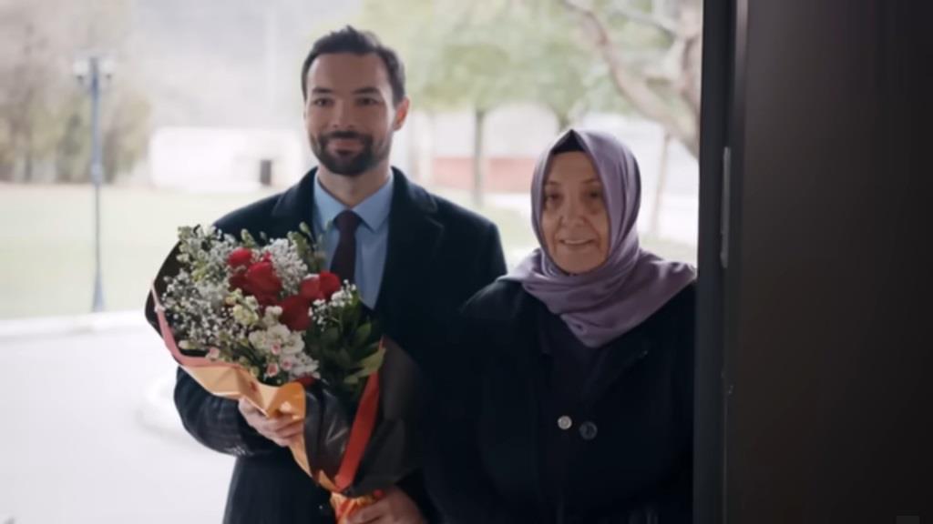 Elvan i jej syn, Kubilay, przybywają do rezydencji. Mężczyzna trzyma w rękach imponujący bukiet kwiatów.