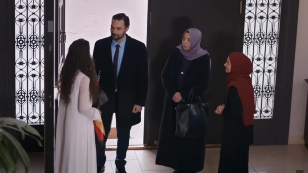 Nana stoi naprzeciwko Kubilaya w przedpokoju. Obok stoją Elvan i Akca.