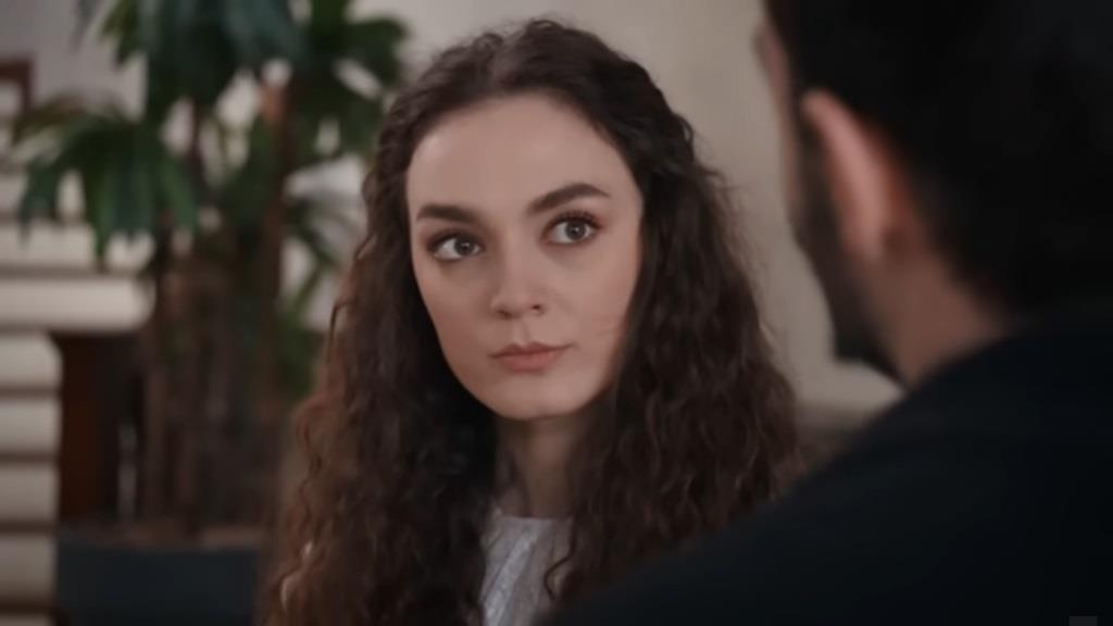 Nana spogląda na Kubilaya nieprzyjaznym wzrokiem.