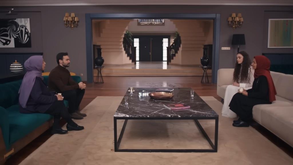 Scena w salonie. Elvan i Kubilay siedzą na jednej kanapie, Nana i Akca na drugiej.