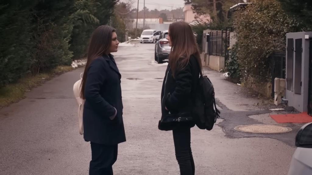 Nese konfrontuje się na ulicy z Basak.