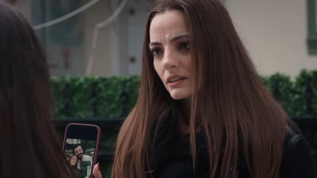 Basak pokazuje Nese zdjęcie na telefonie.