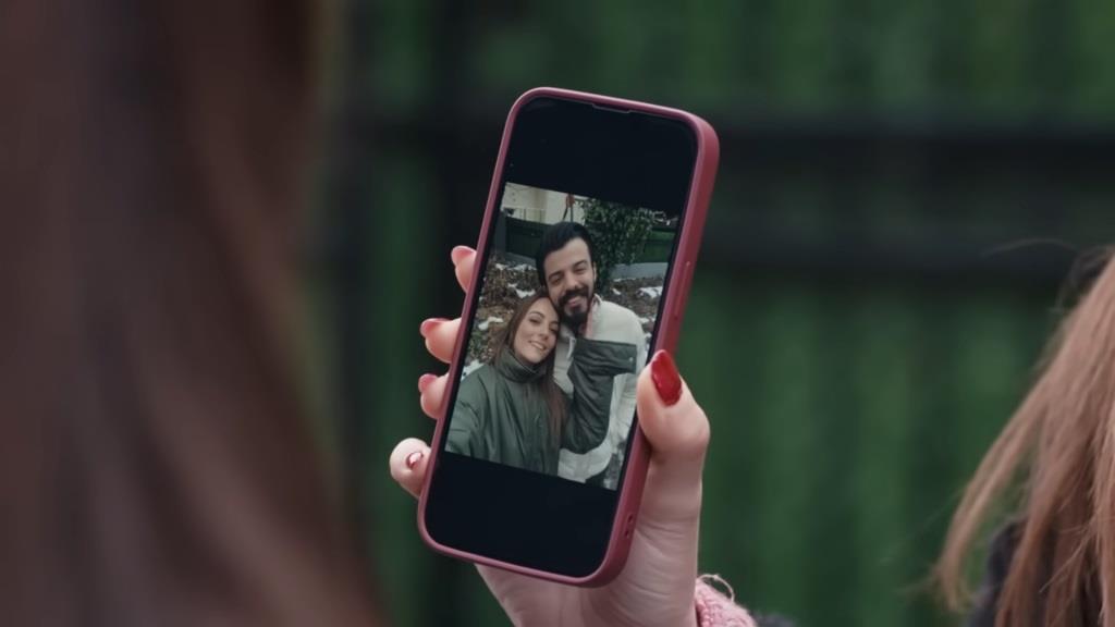 Zbliżenie na ekran telefonu Basak, na którym wyświetlone jest jej zdjęcie z Volkanem.