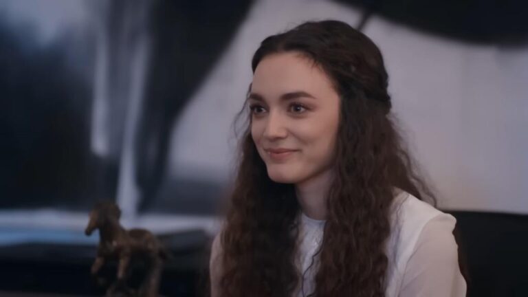 Nana uśmiecha się.