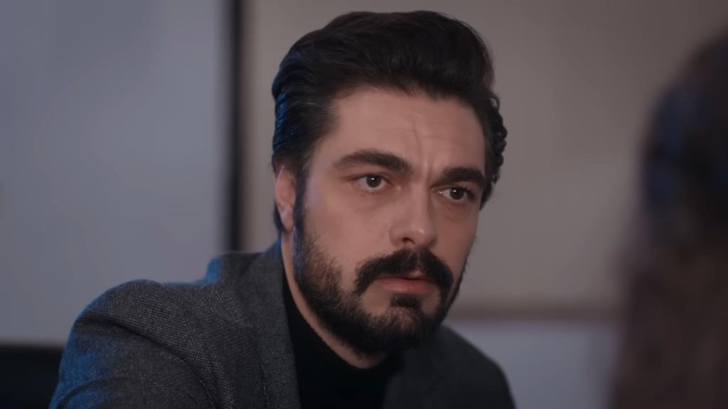 Yaman patrzy w twarz Nany.