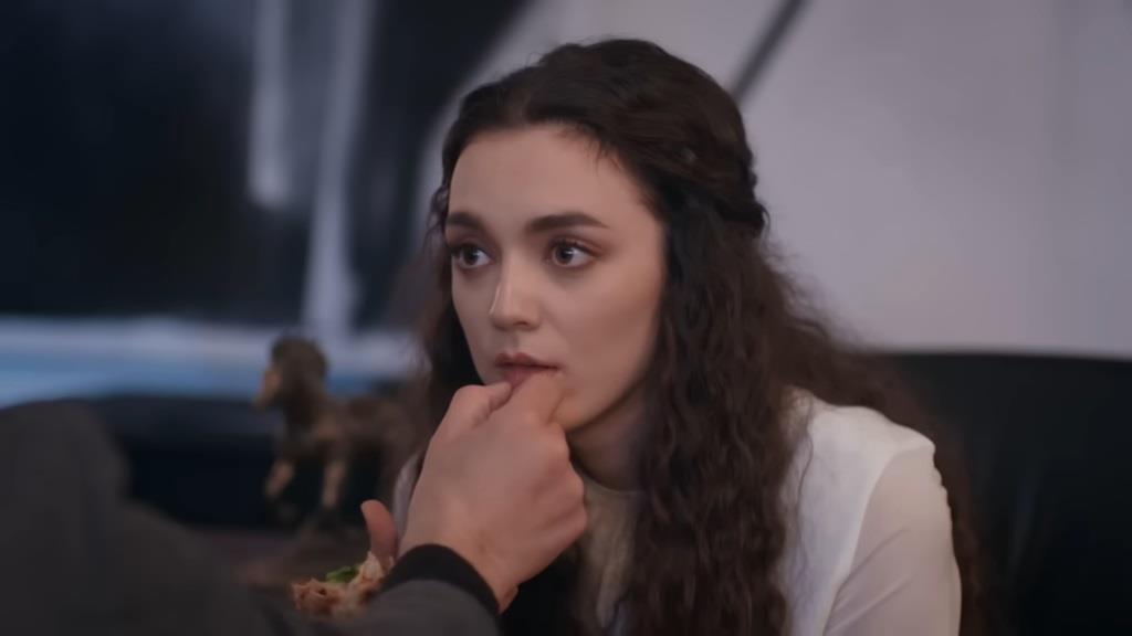 Yaman ociera palcem wargę Nany.