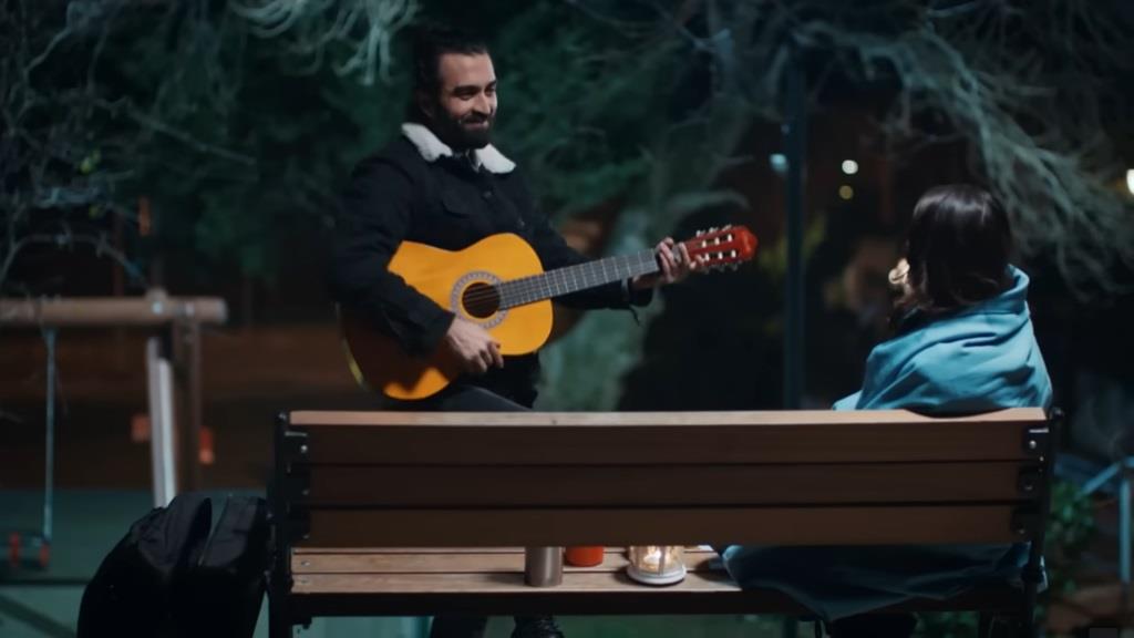 Ferit gra na gitarze dla Ayse.