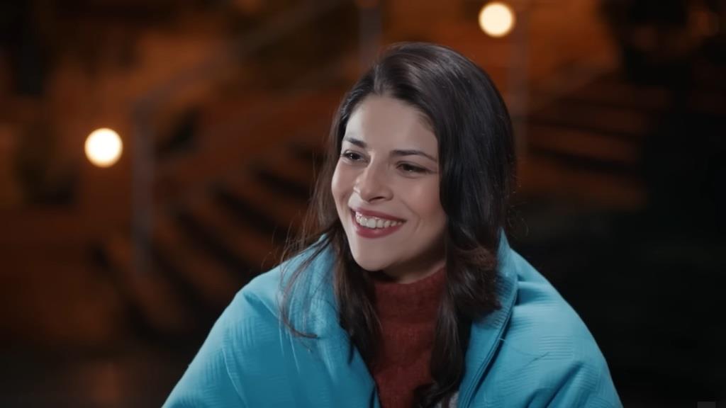 Ayse uśmiecha się z dziecięcą radością.